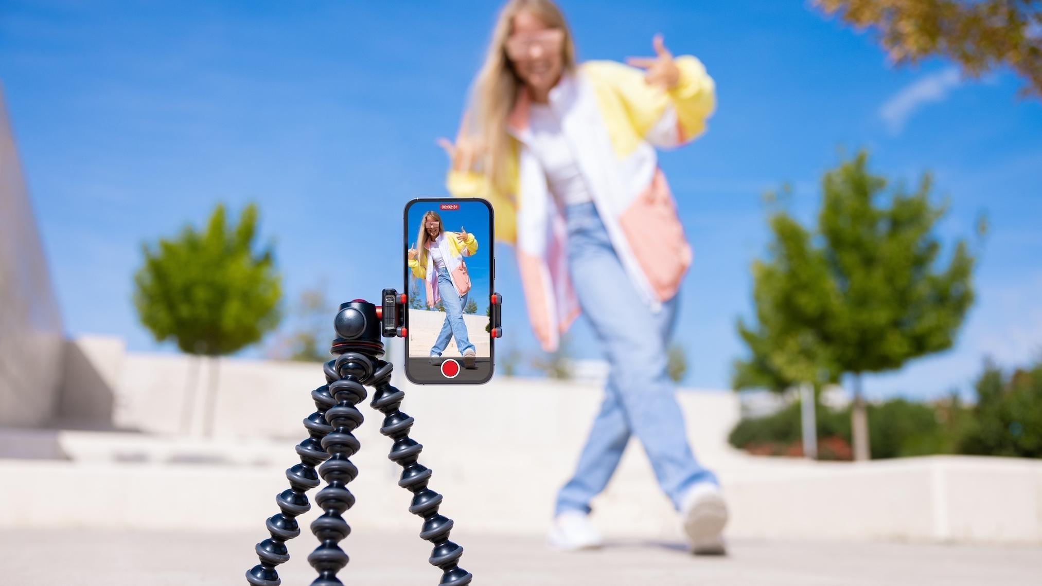 Fille qui danse en train de filmer un tiktok