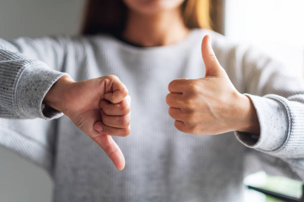 Femme avec pouce vers le haut et pouce vers le bas