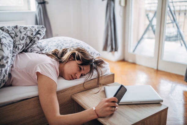 Femme allongée regardant son smartphone