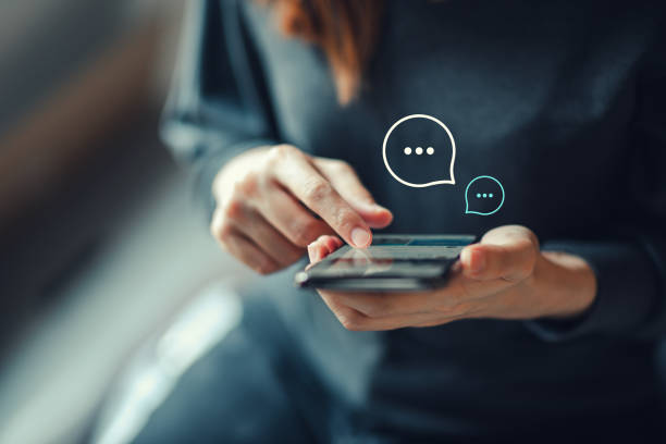 Femme avec smartphone dans les mains