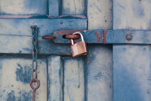 Porte Verrouillée avec un Cadenas Doré