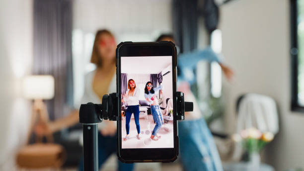 Deux femmes se filment en train de danser