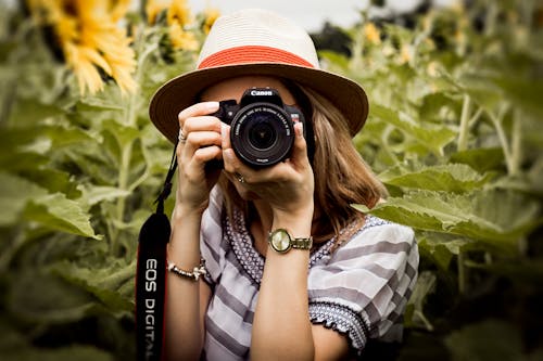 Femme en train de prendre une photo