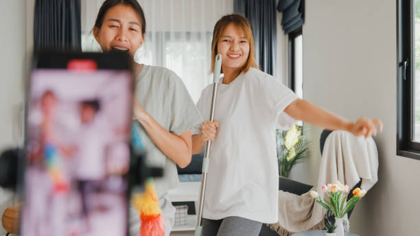 deux femmes chantent et dansent en faisant un live TikTok