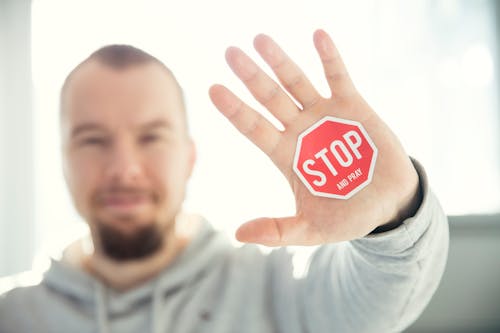 Personne avec un signe stop dans la main