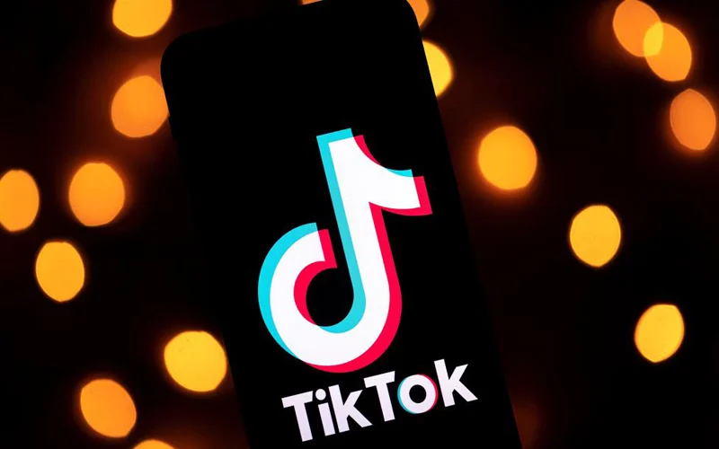 Smartphone avec logo TikTok 