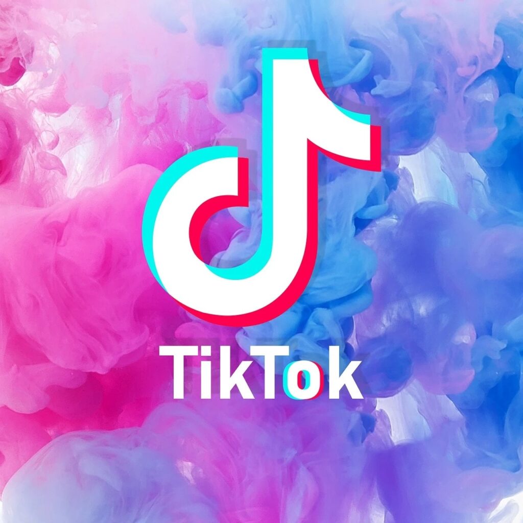 Logo TikTok sur fond de fumée rose et bleue