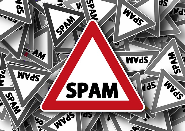 Plein de panneaux danger avec écrit SPAM