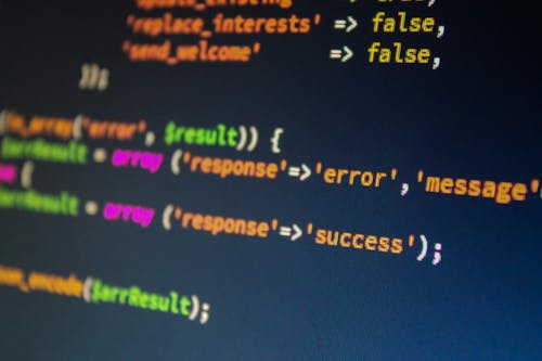 Ecran affichant des lignes de code d'un algorithme