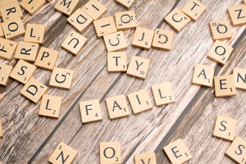 Lettres du jeu scrabble disposées sur une table formant le mot "erreur"