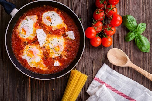 Poêle à Frire avec plat aux oeufs en sauce et ustensiles de cuisine esthetique pour TikTok