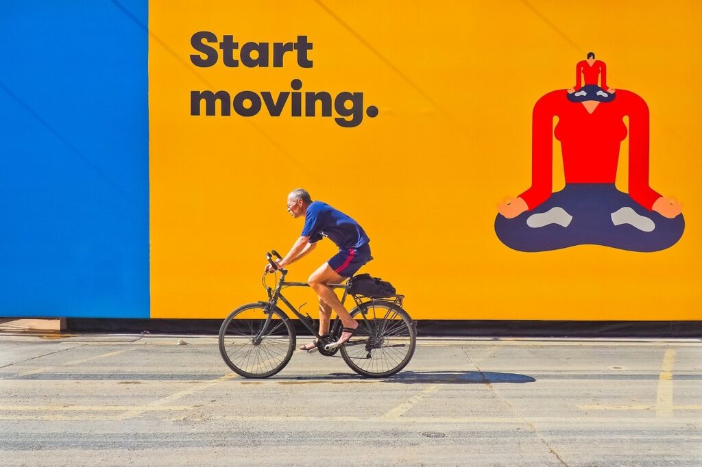 Publicité avec des couleurs flashy dans la rue