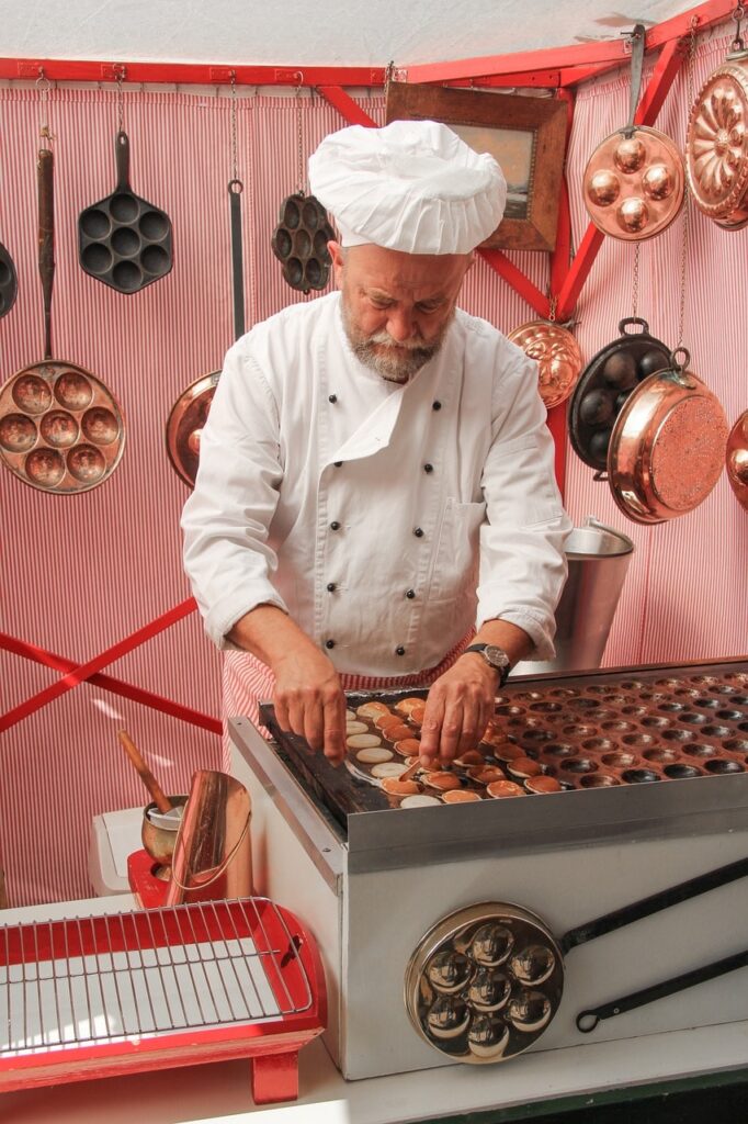 Chef cuisinier dans une petite cuisine improvisée