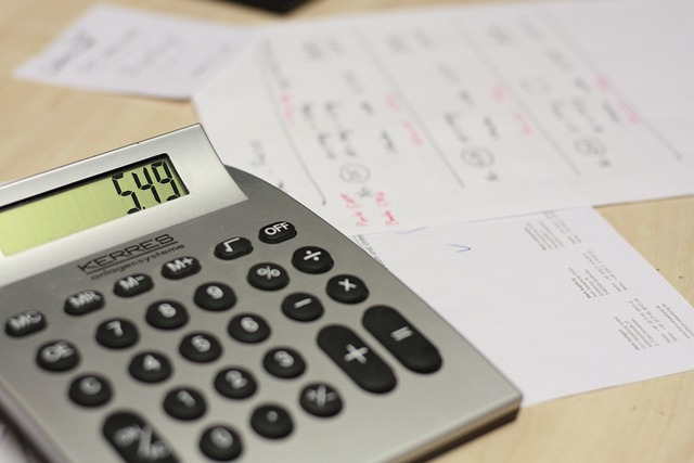 Calculatrice sur un bureau de travail