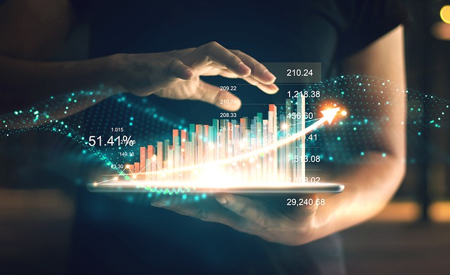 Graphiques en croissance sur une tablette tenue par une personne