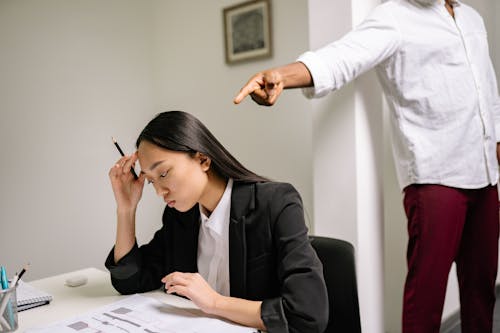 Personne réprimandant une femme ayant fait une erreur au travail