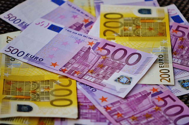 Billets de 200 et 500 euros sur une table