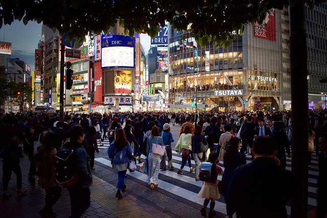 Foule de monde dans la rue d'une grande ville pleine de panneaux publicitaires