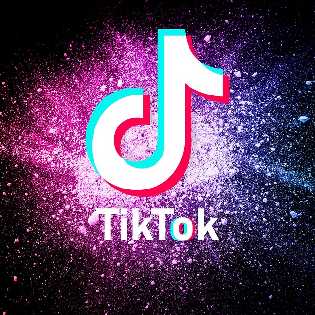 Logo tiktok sur fond d'explosion de couleurs