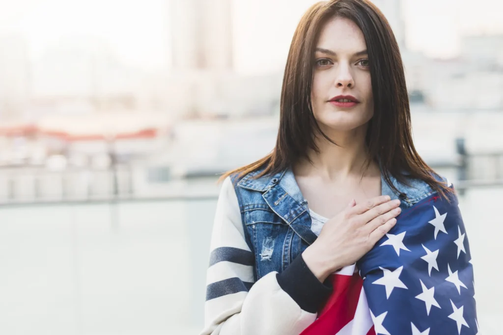 Femme américaine avec un drapeau de USA derrière