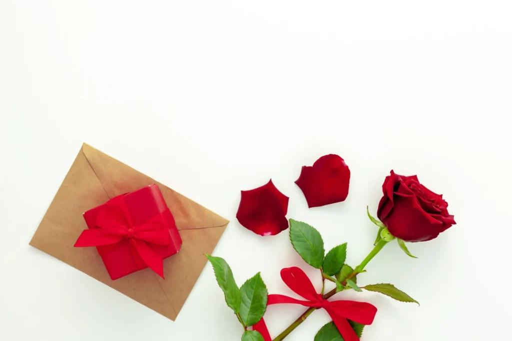 Une vraie rose avec un cadeau