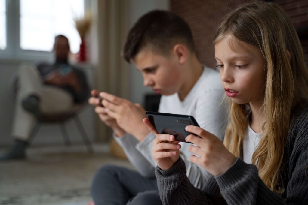 enfants sur leurs téléphones