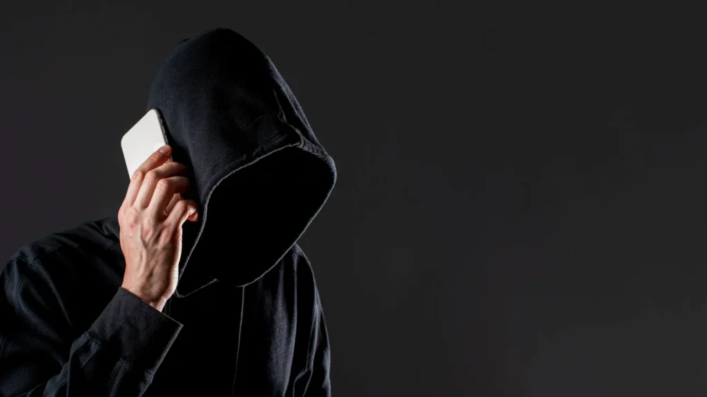 Homme capuché qui est anonyme
