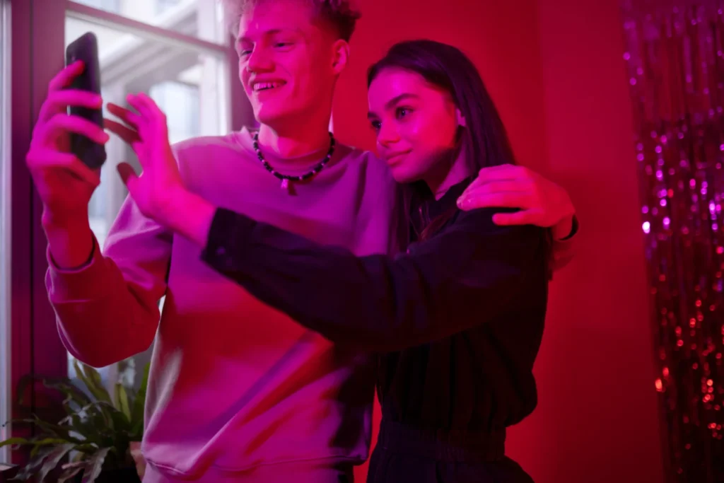 Couple d'influenceur utilisant le téléphone pour faire une vidéo