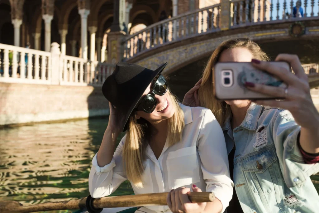 Deux femmes en train de faire un selfie sur une barque à Venise en Italie