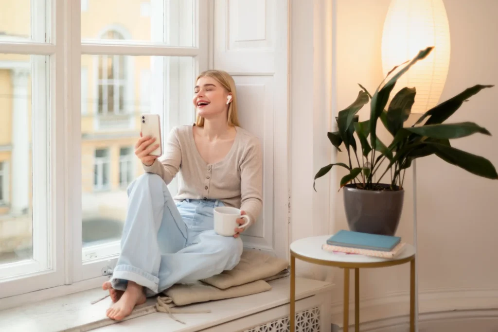Influenceuse lifestyle utilisant son téléphone