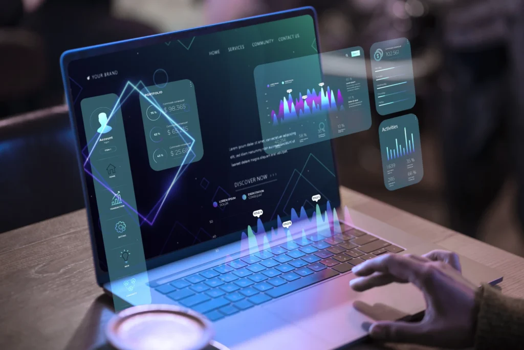 Personne dans la tech sur son ordinateur