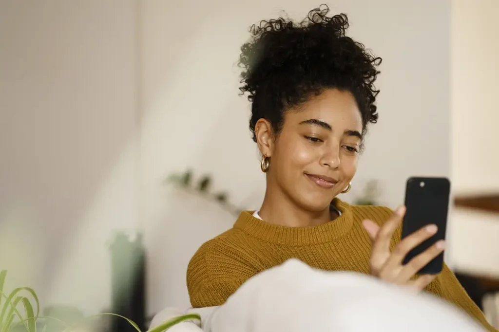 Femme regardant son téléphone pour voir les commentaires