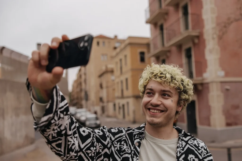 Influenceur en Italie faisant un vlog