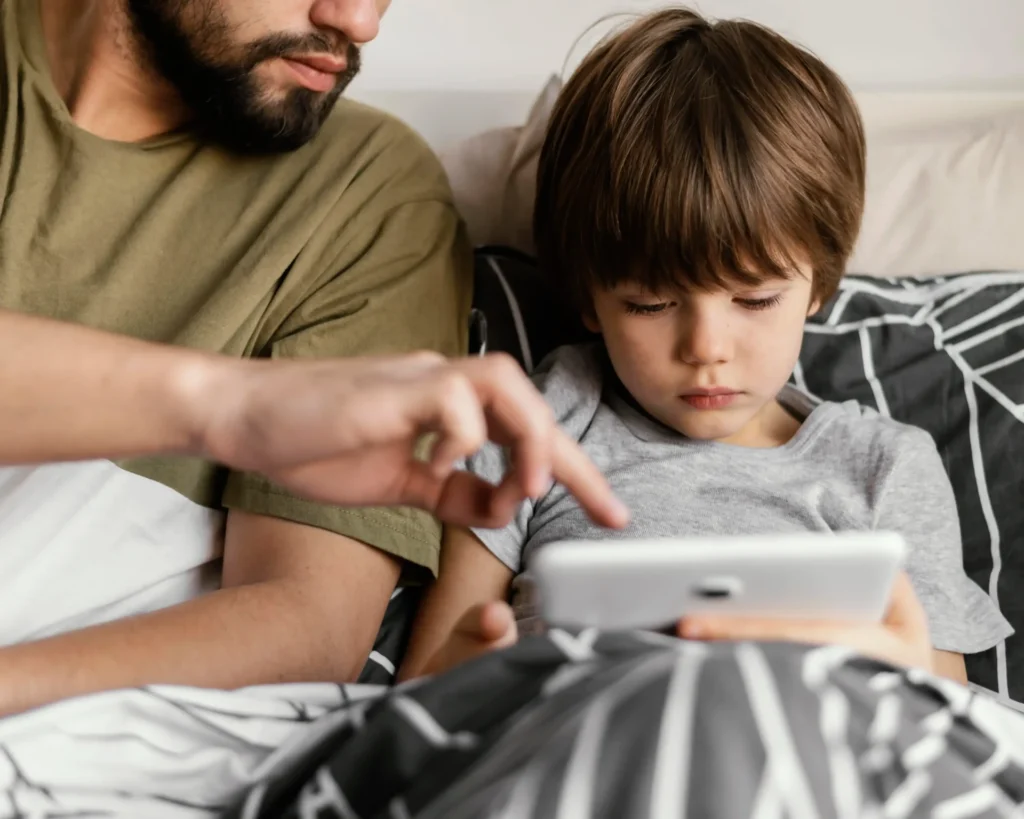 Père mettant le contrôle parental à son fils sur sa tablette