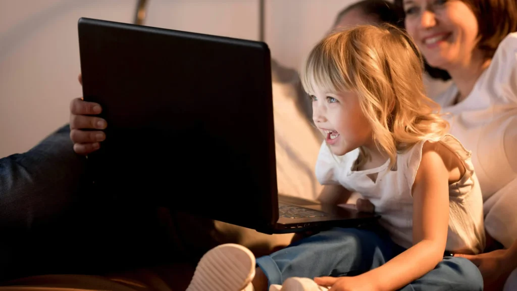 Petit enfant avec sa famille regardant un iPad