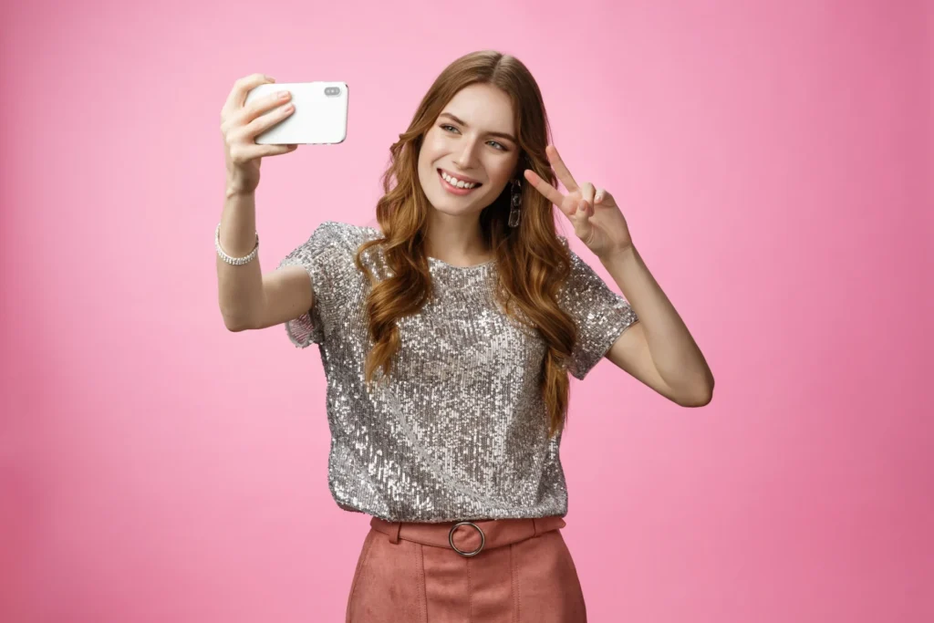 Femme se prenant en selfie pour ses réseaux sociaux