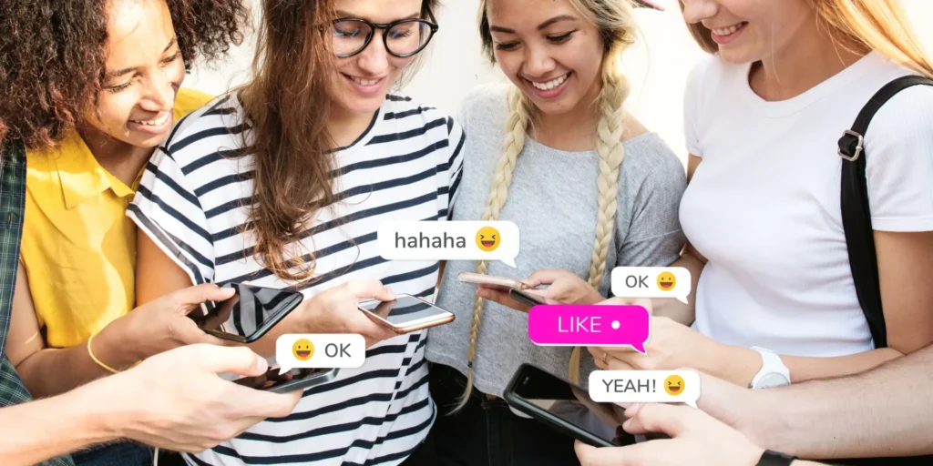 Groupe de femme lisant des commentaires sur leurs téléphones